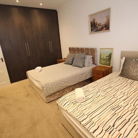 Great West Road Apartments Flat C London Eksteriør billede